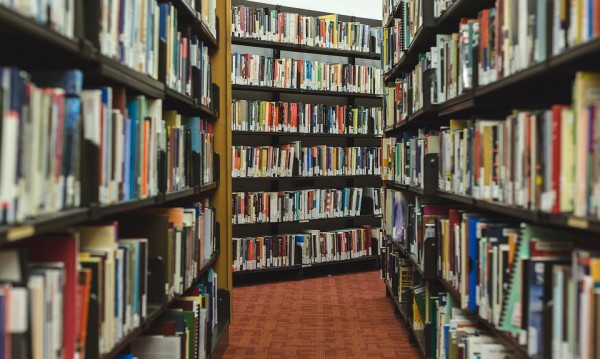 МОН с идея: Библиотеките да станат и класни стаи