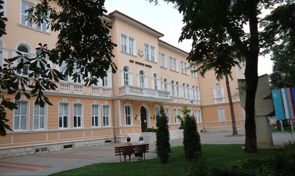 Седмокласничка колабира и почина в училище във Враца 
