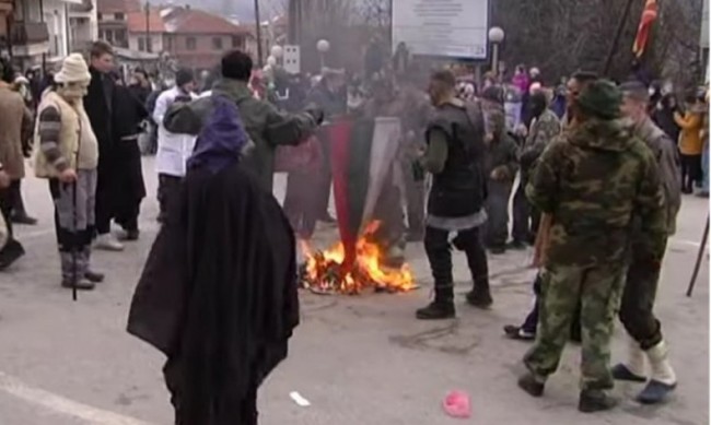 В Македония издирват мъжа, запалил българското знаме