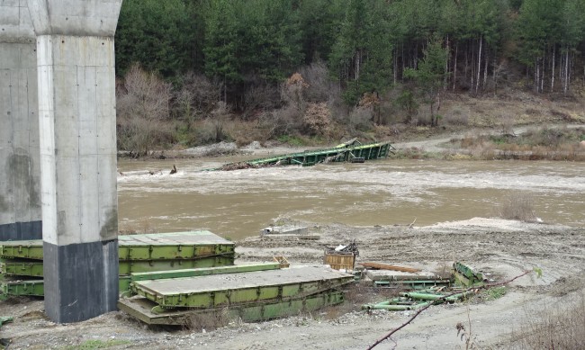 Придошлите води на Струма отнесоха понтонен мост