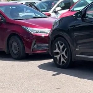 Две жени, две коли и се удрят челно на паркинг...