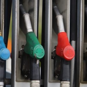 Спад на цената на бензина в Гърция, скок на резервациите