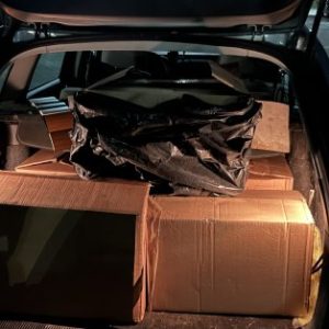 Шофьор „намерил на пътя“ 2500 кутии цигари, задържаха ги