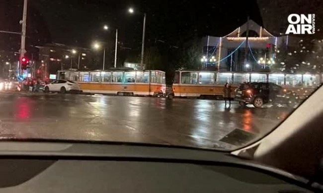 Кола се удари в трамвай при Румънското посолство